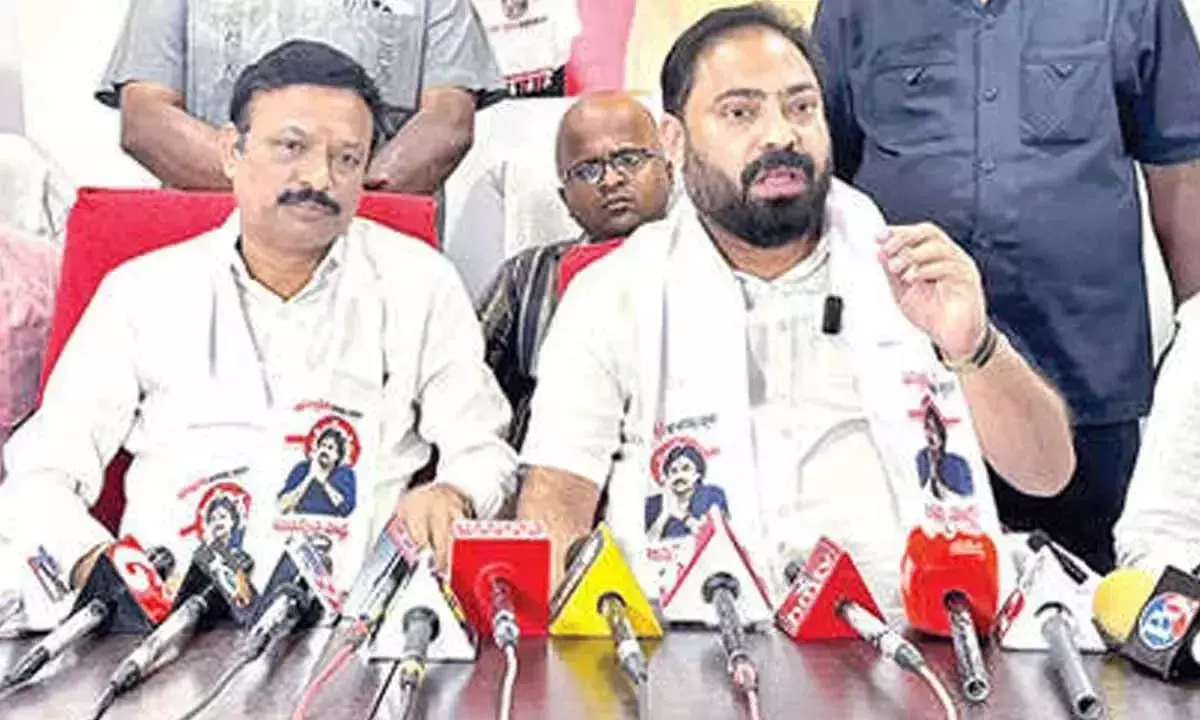 Andhra: JSP ने YSRCP की गुटबाजी की निंदा की Andhra: JSP ने YSRCP की गुटबाजी की निंदा की