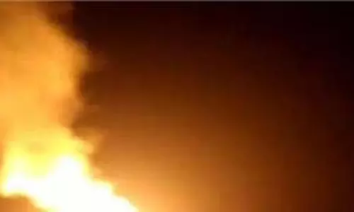 Jamshedpur : टीवी फटने से घर में लगी आग, कई सामान जलकर राख Jamshedpur : टीवी फटने से घर में लगी आग, कई सामान जलकर राख