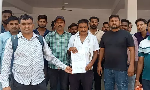 Farrukhabad: समस्याओं को लेकर मीटर रीडरों ने डीएम को दिया ज्ञापन Farrukhabad: समस्याओं को लेकर मीटर रीडरों ने डीएम को दिया ज्ञापन