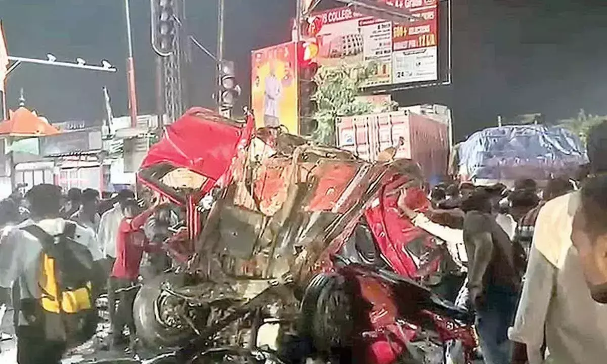 Andhra: ट्रक के खड़े वाहनों से टकराने से तीन की मौत, 16 घायल