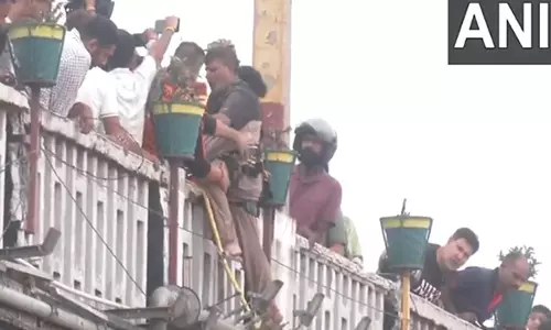 रात भर हुई बारिश के कारण जलस्तर बढ़ने पर SDRF ने तवी नदी में फंसे व्यक्ति को बचाया रात भर हुई बारिश के कारण जलस्तर बढ़ने पर SDRF ने तवी नदी में फंसे व्यक्ति को बचाया