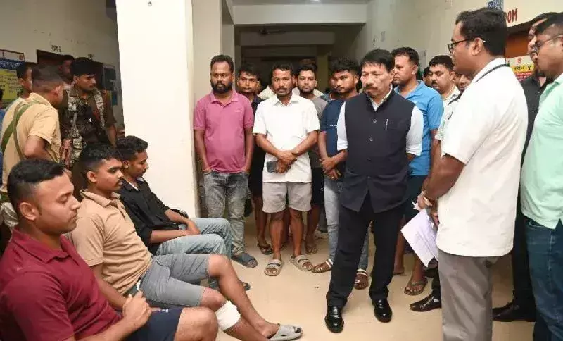 Assam: बोकाखाट में सीआरपीएफ कैंप पर ग्रेनेड हमला, तीन पुलिसकर्मी घायल Assam: बोकाखाट में सीआरपीएफ कैंप पर ग्रेनेड हमला, तीन पुलिसकर्मी घायल