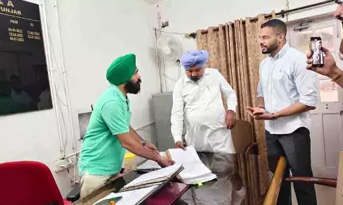 Punjab के वित्त मंत्री हरपाल चीमा ने फाइलों के निपटारे में देरी को लेकर आबकारी अधिकारियों को फटकार लगाई Punjab के वित्त मंत्री हरपाल चीमा ने फाइलों के निपटारे में देरी को लेकर आबकारी अधिकारियों को फटकार लगाई