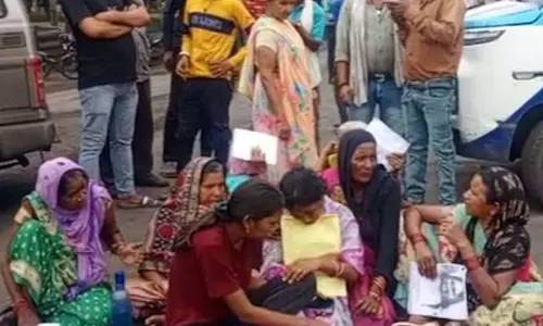 युवती की लाश सड़क में रखकर प्रदर्शन, जांच की मांग