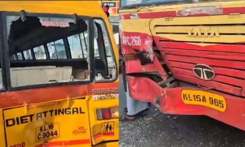 KSRTC बस और स्कूल बस के बीच टक्कर, 11 घायल KSRTC बस और स्कूल बस के बीच टक्कर, 11 घायल
