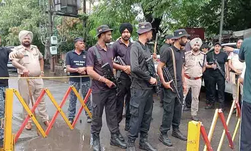 Bikram Majithia की पत्नी गनीवे का दावा, छापेमारी के दौरान 30 लोग घर में घुसे