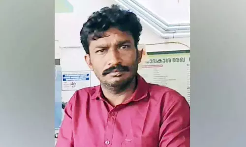 Kerala : पत्नी, बच्चों और पुलिस अधिकारियों पर हमला करने के आरोप में संदिग्ध को गिरफ्तार Kerala : पत्नी, बच्चों और पुलिस अधिकारियों पर हमला करने के आरोप में संदिग्ध को गिरफ्तार