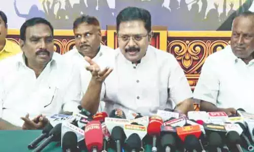 टीटीवी दिनाकरन ने AIADMK की लाइन अपनाई, पूर्व मंत्रियों की चुप्पी का बचाव किया टीटीवी दिनाकरन ने AIADMK की लाइन अपनाई, पूर्व मंत्रियों की चुप्पी का बचाव किया