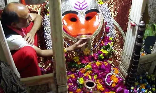Kaal Bhairav Temple: धार्मिक आस्था की अनोखी झलक, भारत के मंदिरों की अनदेखी परंपराएं Kaal Bhairav Temple: धार्मिक आस्था की अनोखी झलक, भारत के मंदिरों की अनदेखी परंपराएं
