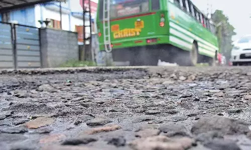 अंगदीपुरम सड़क टूटने से यातायात जाम; कल से निजी बस कर्मचारी हड़ताल पर