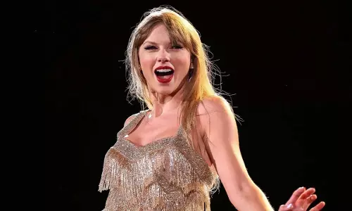 Taylor Swift ने शो चुरा लिया - कॉन्सर्ट में शेक इट ऑफ के साथ ट्रैविस केल्से Taylor Swift ने शो चुरा लिया - कॉन्सर्ट में शेक इट ऑफ के साथ ट्रैविस केल्से