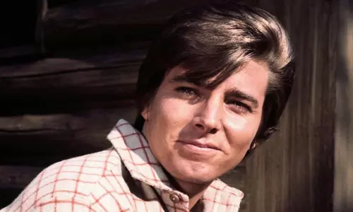 Bobby Sherman का 81 साल की उम्र में कैंसर से निधन - लिटिल वुमन स्टार और पूर्व टीन आइडल का निधन