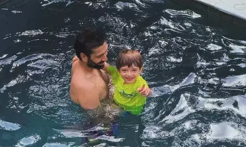 Nakuul Mehta : बेटे सूफी के साथ पूल में मस्ती भरा पल, सच्चा प्यार है Nakuul Mehta : बेटे सूफी के साथ पूल में मस्ती भरा पल, सच्चा प्यार है