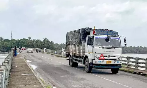 समुद्री पुल की हालत खस्ता है; प्रतिबंध का उल्लंघन करते हुए वाहन इसे पार कर रहे समुद्री पुल की हालत खस्ता है; प्रतिबंध का उल्लंघन करते हुए वाहन इसे पार कर रहे