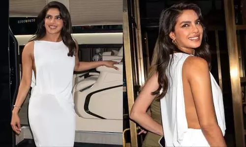 Priyanka Chopra : 1.22 लाख रुपये की सफ़ेद ड्रेस, आकर्षक सुंदरता की मिसाल Priyanka Chopra : 1.22 लाख रुपये की सफ़ेद ड्रेस, आकर्षक सुंदरता की मिसाल