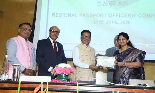 क्षेत्रीय पासपोर्ट अधिकारियों के सम्मेलन में नागरिक-केंद्रित सुधारों के लिए हैदराबाद RPO को सम्मानित किया क्षेत्रीय पासपोर्ट अधिकारियों के सम्मेलन में नागरिक-केंद्रित सुधारों के लिए हैदराबाद RPO को सम्मानित किया