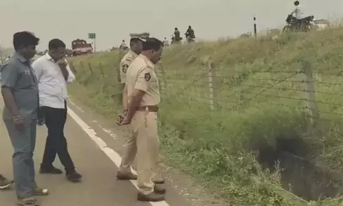 Andhra : पलनाडू में दिनदहाड़े सड़क किनारे जलती हुई लाश Andhra : पलनाडू में दिनदहाड़े सड़क किनारे जलती हुई लाश