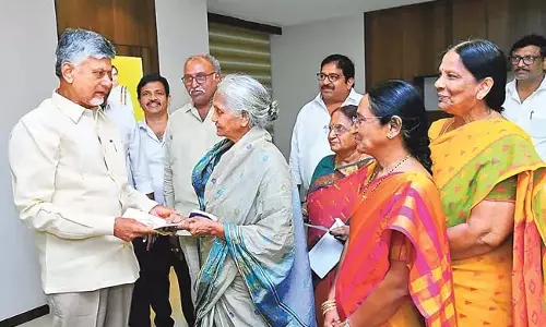 Amaravati के निर्माण के लिए 36 ग्राम सोने की चूड़ियां और नकद दान Amaravati के निर्माण के लिए 36 ग्राम सोने की चूड़ियां और नकद दान