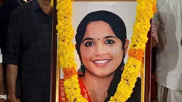 Kerala: रंजीता की याद में उड़ान से जली हुई सोने की चेन और जूते बरामद Kerala: रंजीता की याद में उड़ान से जली हुई सोने की चेन और जूते बरामद