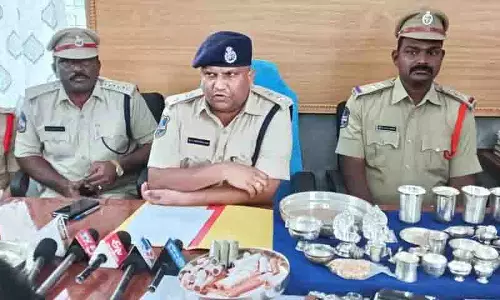 Medak में चोर गिरोह से 4.7 किलोग्राम चांदी, 326 अमेरिकी डॉलर जब्त, दो गिरफ्तार Medak में चोर गिरोह से 4.7 किलोग्राम चांदी, 326 अमेरिकी डॉलर जब्त, दो गिरफ्तार
