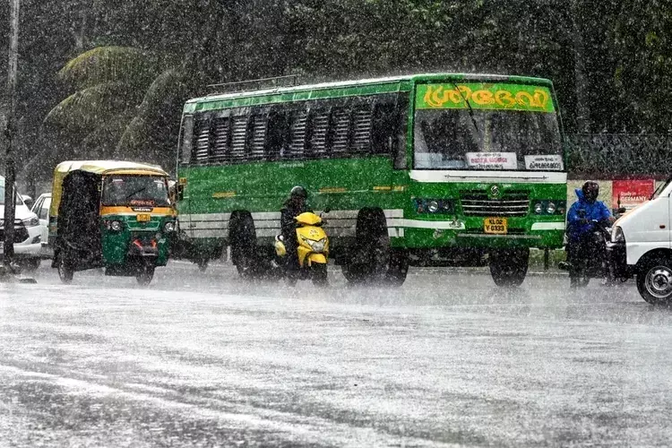 Kerala मौसम अलर्ट भारी बारिश की आशंका, आईएमडी ने जोखिम वाले जिलों की सूची जारी