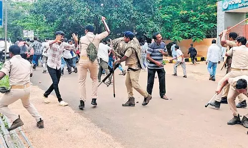 अथागढ़ में भाजपा-बीजद कार्यकर्ताओं के बीच झड़प में SDPO, छह पुलिसकर्मी घायल अथागढ़ में भाजपा-बीजद कार्यकर्ताओं के बीच झड़प में SDPO, छह पुलिसकर्मी घायल