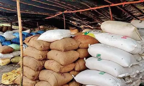 मंडियों से धान की बोरियों के उठाव में देरी को लेकर बरगढ़ के किसानों ने NH जाम किया मंडियों से धान की बोरियों के उठाव में देरी को लेकर बरगढ़ के किसानों ने NH जाम किया