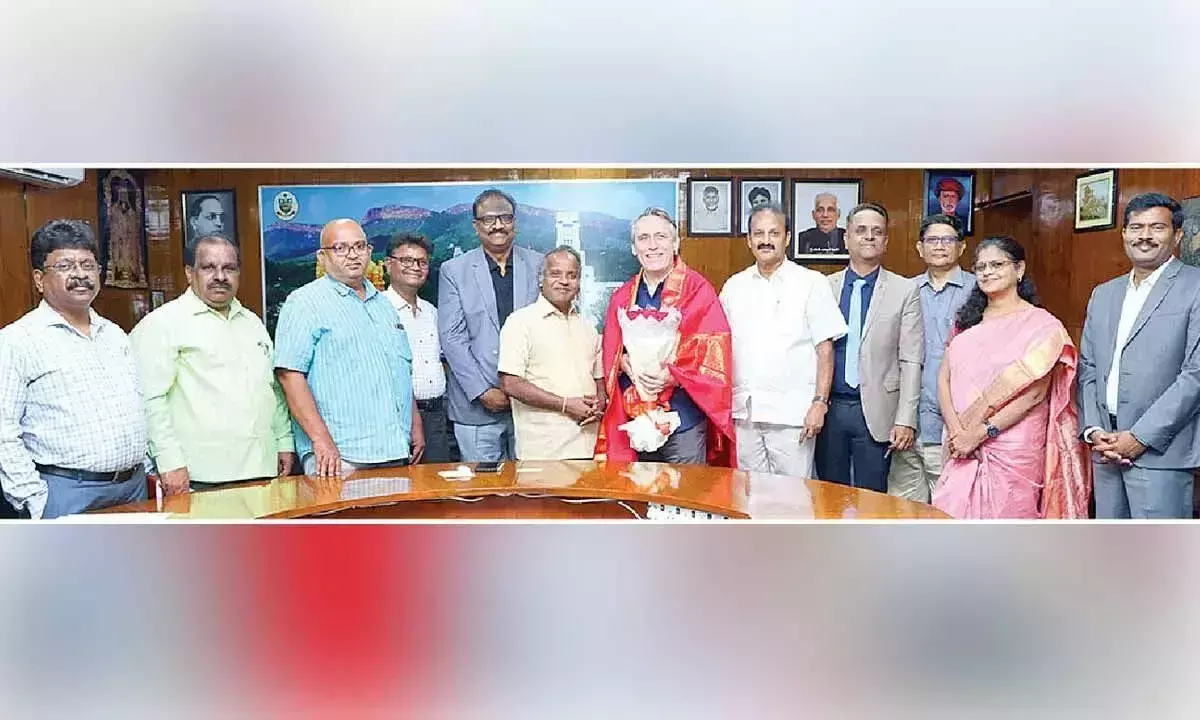 Andhra: ब्रिटेन के उप उच्चायुक्त ने एसवी विश्वविद्यालय के साथ शैक्षणिक सहयोग की संभावना तलाशी Andhra: ब्रिटेन के उप उच्चायुक्त ने एसवी विश्वविद्यालय के साथ शैक्षणिक सहयोग की संभावना तलाशी