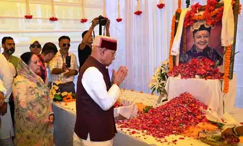 Himachal के राज्यपाल ने पूर्व मुख्यमंत्री वीरभद्र सिंह को श्रद्धांजलि अर्पित की