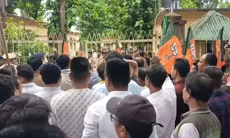 Congress विधायक की विवादास्पद टिप्पणी के बाद त्रिपुरा एमएलए हॉस्टल में विरोध प्रदर्शन Congress विधायक की विवादास्पद टिप्पणी के बाद त्रिपुरा एमएलए हॉस्टल में विरोध प्रदर्शन