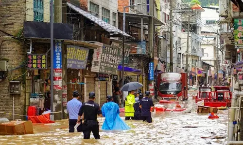 दक्षिण-पश्चिमी चीन में भीषण बाढ़ से 80,000 से अधिक लोग पलायन कर रहे हैं