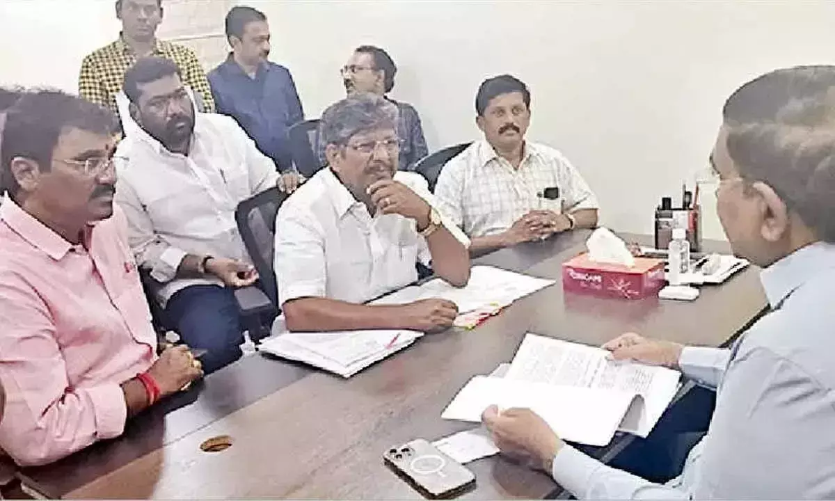 AP JAC ने सरकारी आउटसोर्स कर्मचारियों के लिए न्याय की मांग की AP JAC ने सरकारी आउटसोर्स कर्मचारियों के लिए न्याय की मांग की
