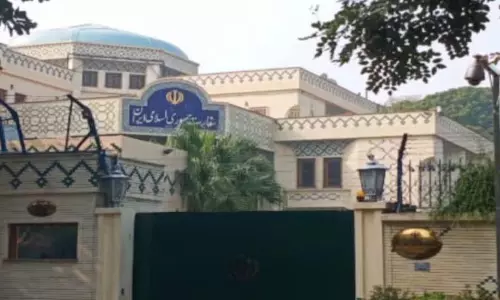 दिल्ली स्थित ईरानी दूतावास ने तेहरान-इज़रायल तनाव के बीच एकजुटता के लिए भारत को धन्यवाद दिया दिल्ली स्थित ईरानी दूतावास ने तेहरान-इज़रायल तनाव के बीच एकजुटता के लिए भारत को धन्यवाद दिया