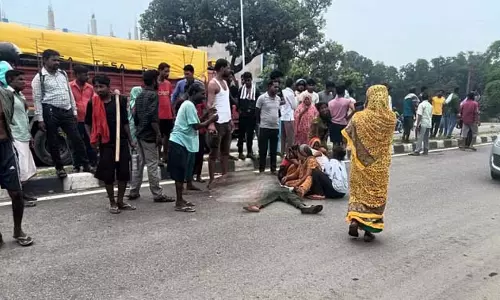 Lucknow : तेज रफ्तार ट्रक ने ली युवक की जान, दोस्त ने दुख में दी जान
