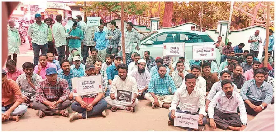 ULB सचिवालय कर्मचारियों ने तबादलों से पहले पदोन्नति की मांग की, प्रदर्शन किया ULB सचिवालय कर्मचारियों ने तबादलों से पहले पदोन्नति की मांग की, प्रदर्शन किया
