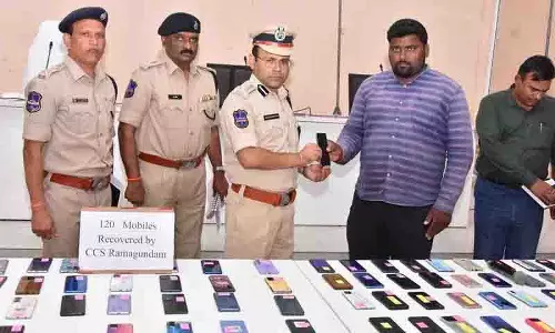 Ramagundam पुलिस ने 18 लाख रुपये कीमत के 120 मोबाइल फोन को वापस कर दिया Ramagundam पुलिस ने 18 लाख रुपये कीमत के 120 मोबाइल फोन को वापस कर दिया