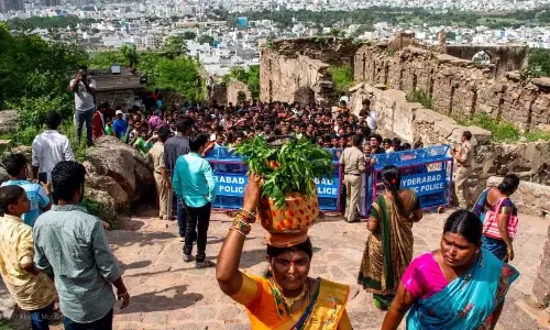 Telangana: बोनालू समारोह के लिए गोलकोंडा किले को सजाया गया, सुरक्षा कड़ी की Telangana: बोनालू समारोह के लिए गोलकोंडा किले को सजाया गया, सुरक्षा कड़ी की