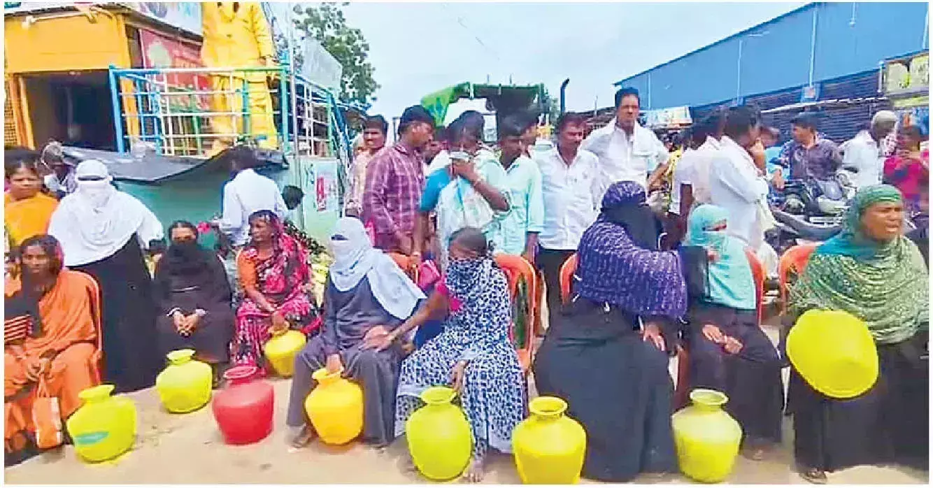 Andhra: भीषण जल संकट को लेकर निवासियों ने खाली पानी के बर्तनों के साथ किया प्रदर्शन