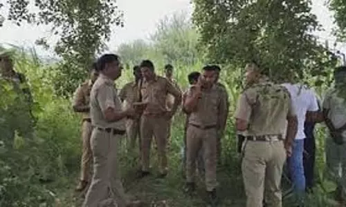 Meerut : खेत के पास पेड़ के नीचे पड़ा मिला युवक का शव, हत्या की आशंका