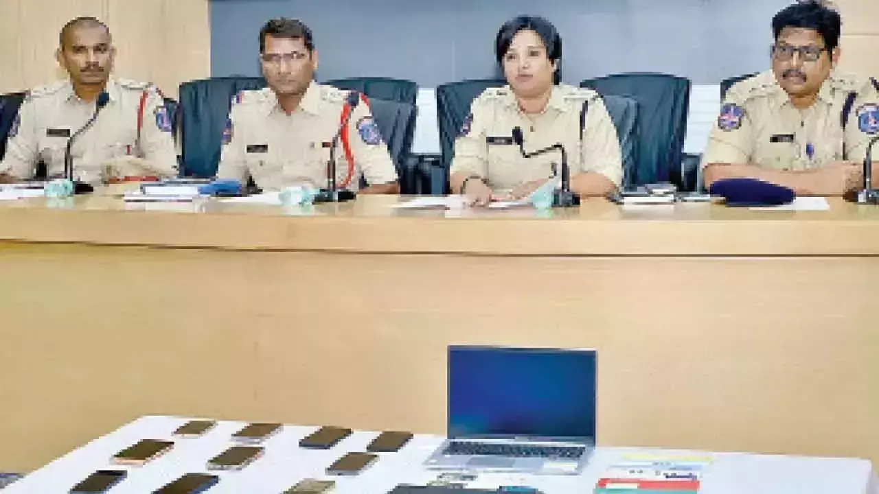 साइबराबाद पुलिस ने सट्टा गिरोह का भंडाफोड़ किया; 4 गिरफ्तार, 10 वेबसाइटें बंद साइबराबाद पुलिस ने सट्टा गिरोह का भंडाफोड़ किया; 4 गिरफ्तार, 10 वेबसाइटें बंद