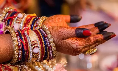 UP में शादी की रात दुल्हन ने चाकू लेकर दूल्हे को धमकाया UP में शादी की रात दुल्हन ने चाकू लेकर दूल्हे को धमकाया