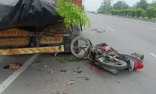 Kanpur : खड़ी डीसीएम से टकराई बाइक, सवार गंभीर रूप से घायल