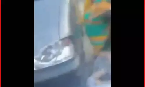 दिल दहला देने वाला LIVE वीडियो...महिलाओं को बेकाबू वैन ने रौंदा