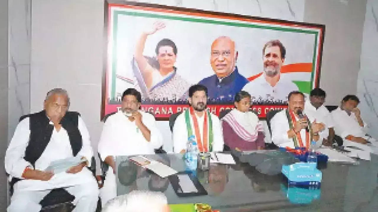 CM रेवंत ने आवंटित जिलों की उपेक्षा के लिए प्रभारी मंत्रियों की खिंचाई की CM रेवंत ने आवंटित जिलों की उपेक्षा के लिए प्रभारी मंत्रियों की खिंचाई की