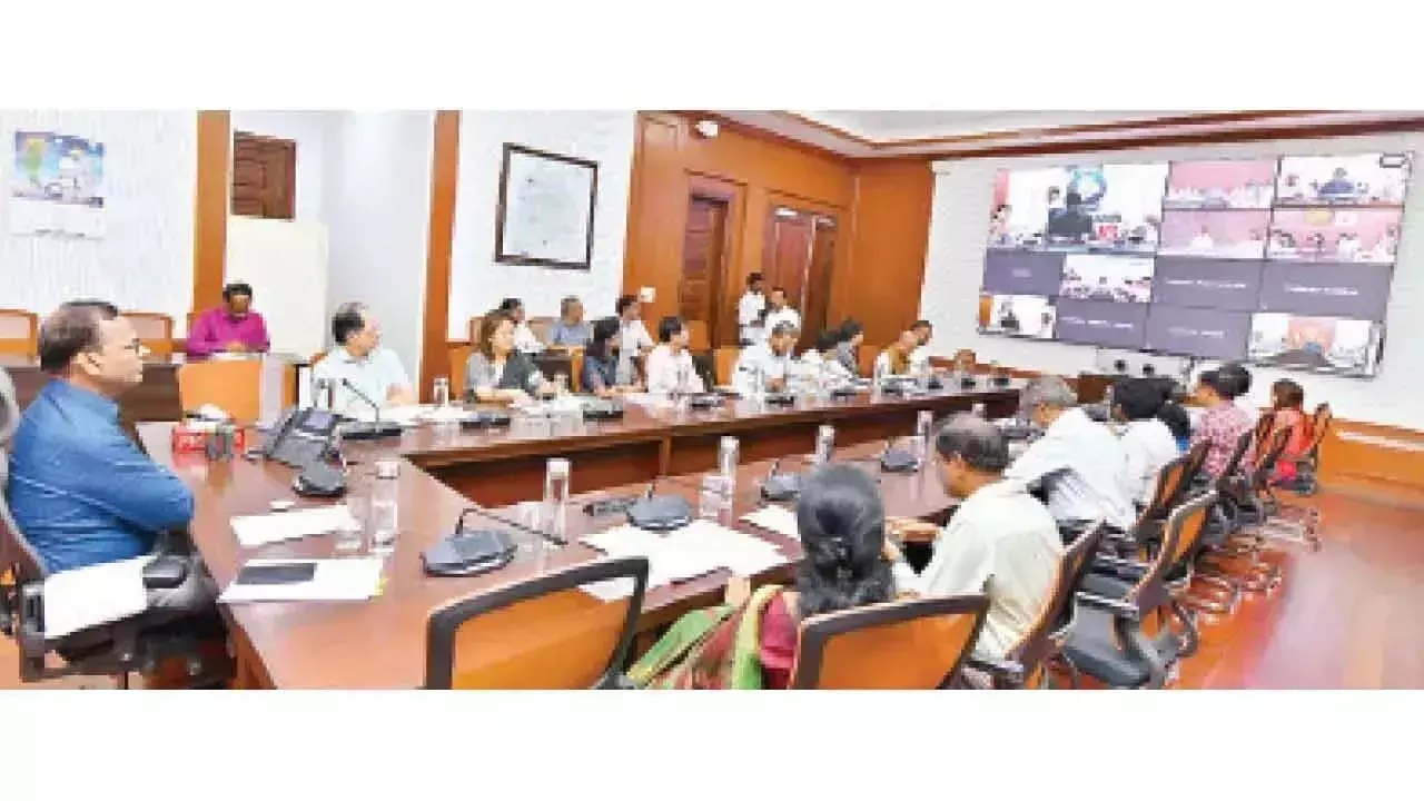 CS ने कलेक्टरों से कहा, या तो सुधार करो या फिर बाहर निकल जाओ CS ने कलेक्टरों से कहा, या तो सुधार करो या फिर बाहर निकल जाओ