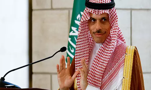 सऊदी विदेश मंत्री GCC मंत्रिपरिषद की 49वीं असाधारण बैठक में भाग लेने के लिए दोहा पहुंचे सऊदी विदेश मंत्री GCC मंत्रिपरिषद की 49वीं असाधारण बैठक में भाग लेने के लिए दोहा पहुंचे