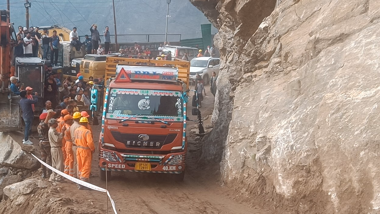 Chamoli: बदरीनाथ हाईवे क्लियर, यात्रियों की मुस्कान लौटाई Chamoli: बदरीनाथ हाईवे क्लियर, यात्रियों की मुस्कान लौटाई