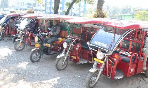 Kashipur: ई-रिक्शा संचालन में व्यवस्था लाने की मांग तेज Kashipur: ई-रिक्शा संचालन में व्यवस्था लाने की मांग तेज