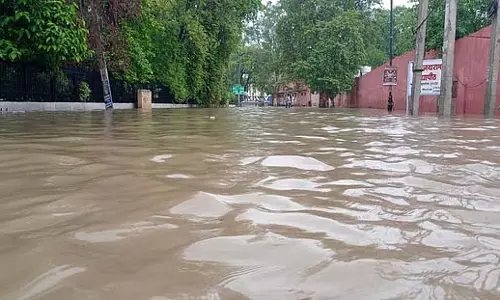 दो घंटे की बारिश नहीं झेल पाया शहर, तैयारी और दावे पानी में डूबे