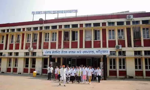 BDS फीस वृद्धि, बांड से डेंटल कॉलेज के छात्र परेशान BDS फीस वृद्धि, बांड से डेंटल कॉलेज के छात्र परेशान